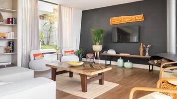 Een 55-inch smart-tv met kabelzenders, een open haard en een kantoor