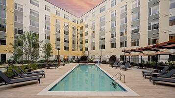 Una piscina al aire libre de temporada, camas de piscina gratis