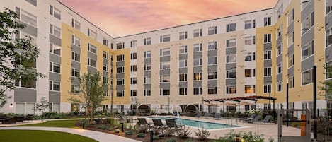 Kauden mukainen ulkouima-allas avoinna 7.00–21.00, ilmaisia cabañoita