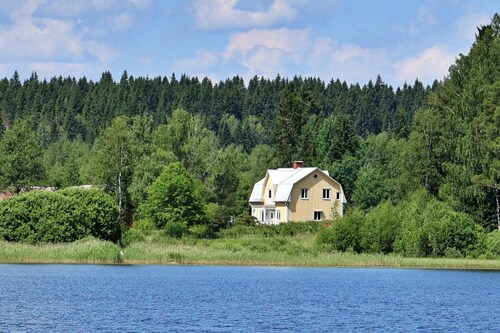 Authentic house right on beautiful lake with canoe near winter sports area