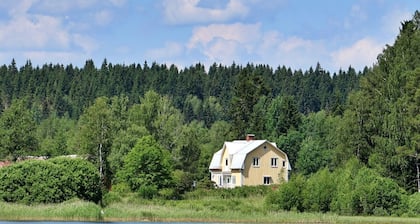 Authentic house right on beautiful lake with canoe near winter sports area