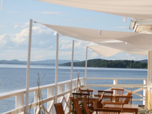 Authentic house right on beautiful lake with canoe near winter sports area