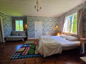 4 bedrooms, desk, Internet, bed sheets - Authentic house right on beautiful lake with canoe near winter sports area (Lysvik)