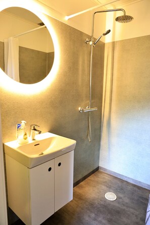 Towels, soap, toilet paper - Authentic house right on beautiful lake with canoe near winter sports area (Lysvik)