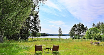 Authentic house right on beautiful lake with canoe near winter sports area