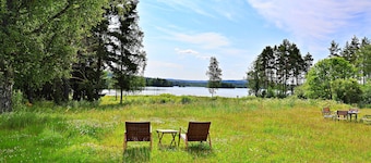 Authentic house right on beautiful lake with canoe near winter sports area