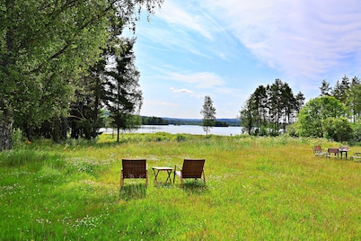 Authentic house right on beautiful lake with canoe near winter sports area