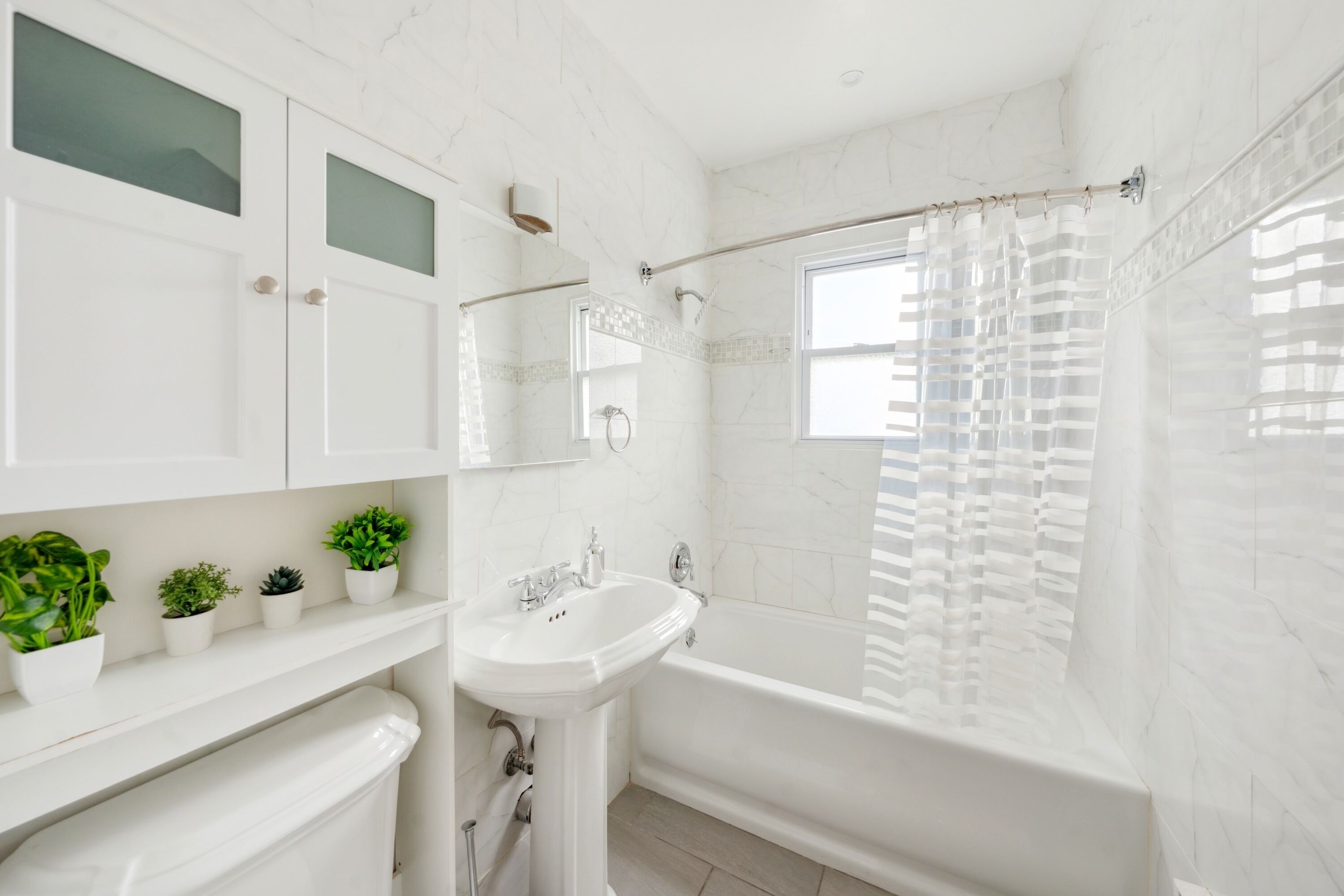 Sèche-cheveux, serviettes fournies, savon, papier toilette