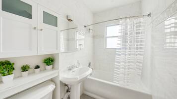 Sèche-cheveux, serviettes fournies, savon, papier toilette