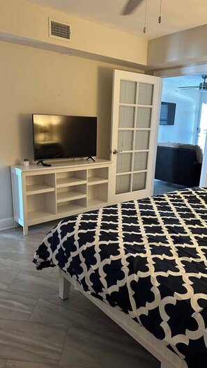 3 bedrooms, Internet, bed sheets - Ocean Front Living Condominium (Daytona Beach)