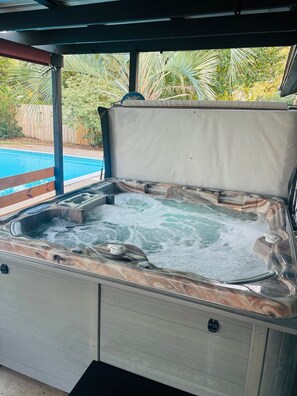 Outdoor spa tub