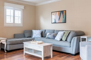 Smart TV, fireplace, ping pong, books