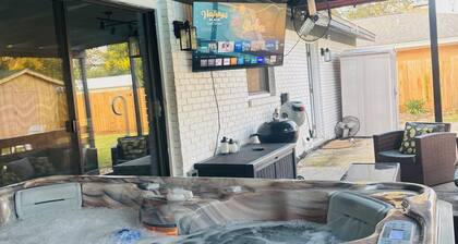 4 BR, Private Pool/Hot Tub, Pet Friendly, 5 mi to the Beach, Quiet Neighborhood!