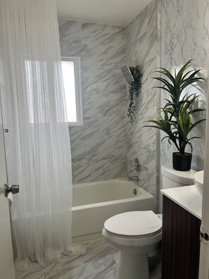 Secadora de cabello, toallas, jabón, papel de baño