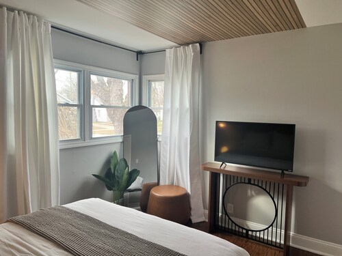 Calm Cozy Home with King Bed, Washer & Dryer, Wifi & More