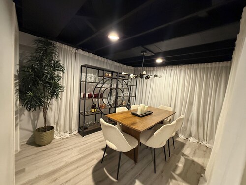 Holiday Cheer /4BR 1.5BA/ King Bed/ Projector Screen/ Washer &Dryer/ Wifi & More