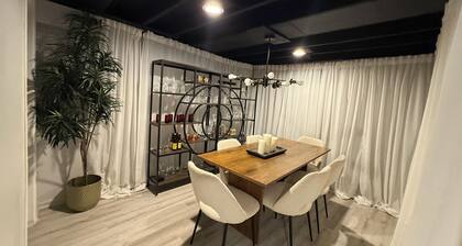 Holiday Cheer /4BR 1.5BA/ King Bed/ Projector Screen/ Washer &Dryer/ Wifi & More