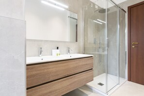 Shower, bidet - Easylife - Milan - italia 11 P4 - Historic Center (Milano)