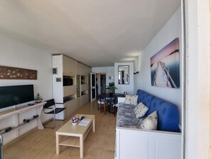 TV - Modern apartment near beach with terrace (L'Escala)