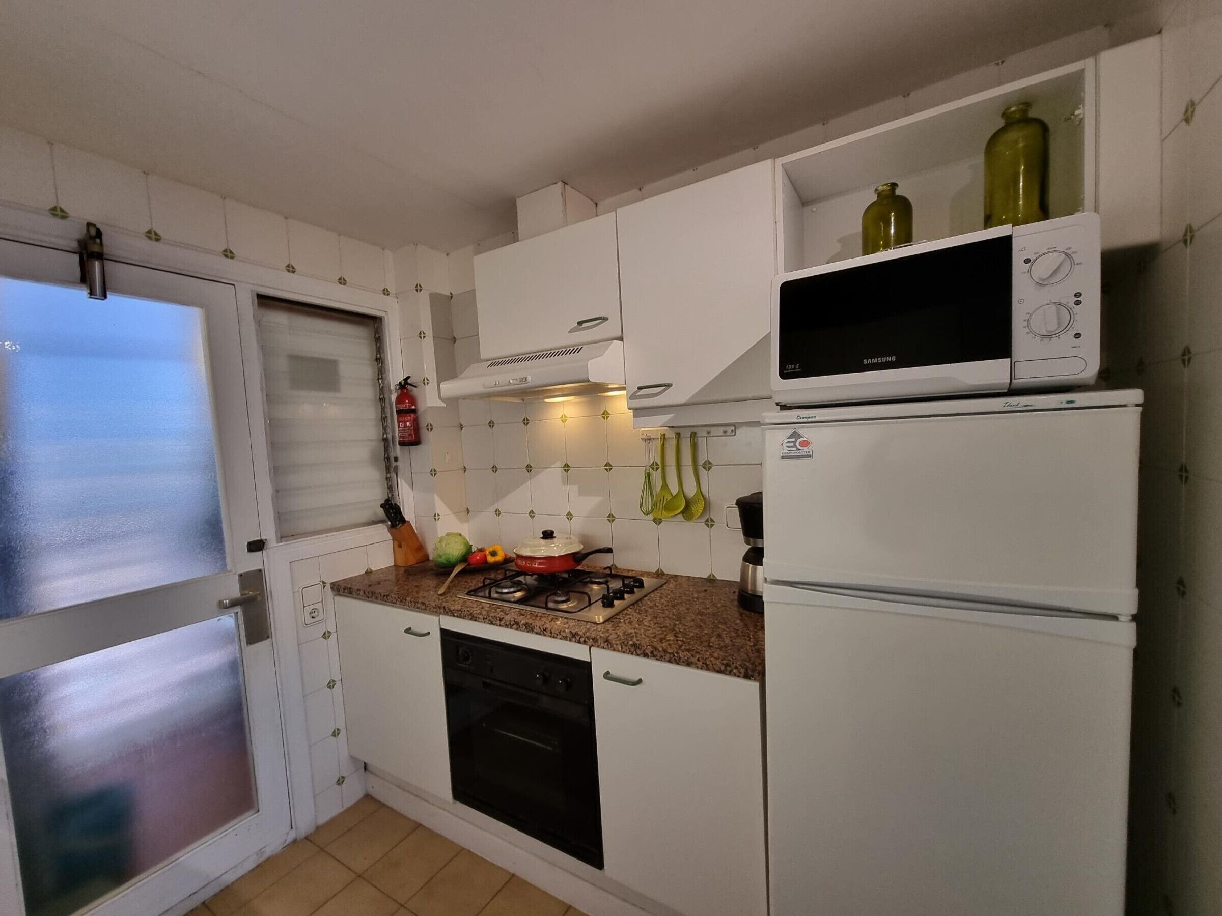 Frigorífico, microondas, horno y cafetera o tetera