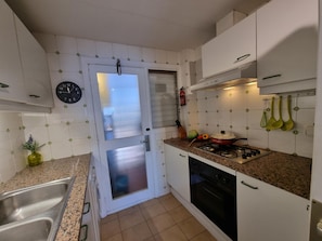 Fridge, microwave, oven, coffee/tea maker - Modern apartment near beach with terrace (L'Escala)