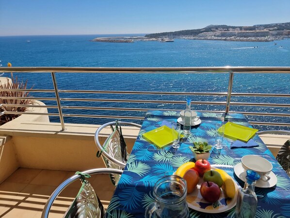 تناول الطعام بالخارج