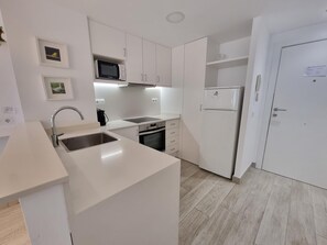 Geladeira, micro-ondas, fogão, cafeteira/chaleira