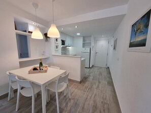 Dining - Charming 2-bedroom apartment in L'Escala with private terrace (L'Escala)