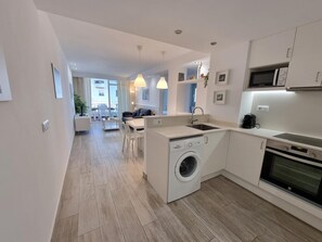 Frigorífico, microondas, horno y cafetera o tetera