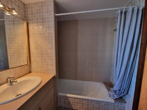 Bathroom - Charming Apartment 300m from Beach with Terrace - Costa Brava (L'Escala)