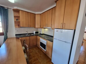 Frigorífico, microondas, horno y cafetera o tetera