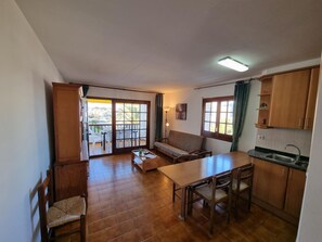 TV - Charming Apartment 300m from Beach with Terrace - Costa Brava (L'Escala)