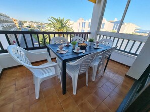 Outdoor dining - Charming Apartment 300m from Beach with Terrace - Costa Brava (L'Escala)