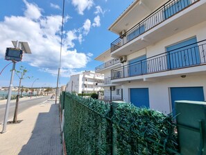 Exterior - Cozy apartment 50m from the beach with terrace, air conditioning and parking (L'Escala)