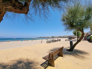 On the beach - Cozy apartment 50m from the beach with terrace, air conditioning and parking (L'Escala)