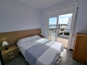 2 bedrooms, free WiFi - Cozy apartment 50m from the beach with terrace, air conditioning and parking (L'Escala)