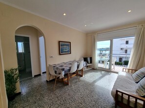 TV - Cozy apartment 50m from the beach with terrace, air conditioning and parking (L'Escala)