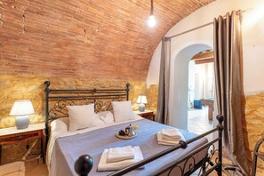 Iron/ironing board, Internet, bed sheets - La Fornace - Luxury Tuscan Retreat with Spa (Toscana)