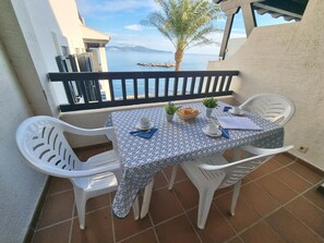 Outdoor dining - Charming apartment with private terrace and pool in L'Escala (L'Escala)