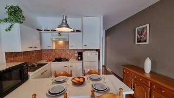 Frigorífico, microondas, cafetera o tetera y tostadora