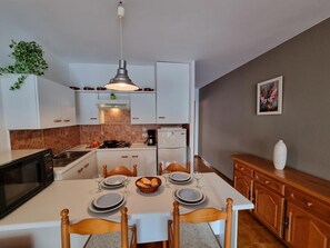 Frigorífico, microondas, cafetera o tetera y tostadora