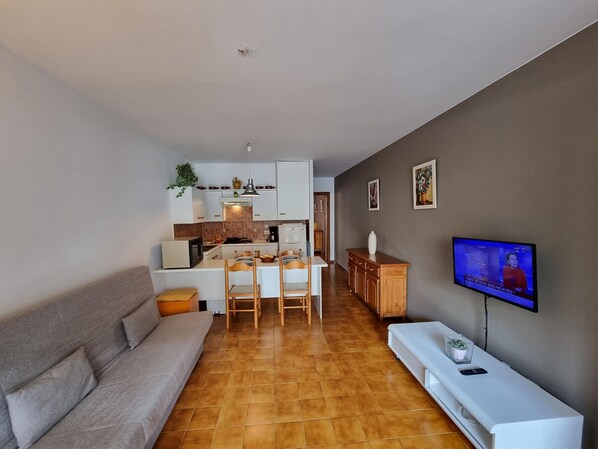 TV - Cozy apartment with terrace 400m from the beach (L'Escala)