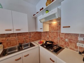 Fridge, microwave, coffee/tea maker, toaster - Cozy apartment with terrace 400m from the beach (L'Escala)