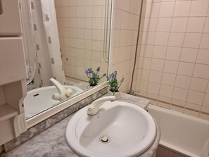 Bathroom - Cozy apartment with terrace 400m from the beach (L'Escala)