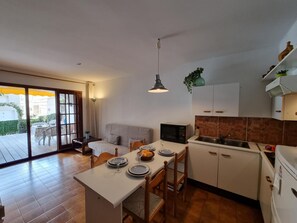 Interior - Cozy apartment with terrace 400m from the beach (L'Escala)