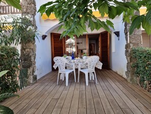 Outdoor dining - Cozy apartment with terrace 400m from the beach (L'Escala)