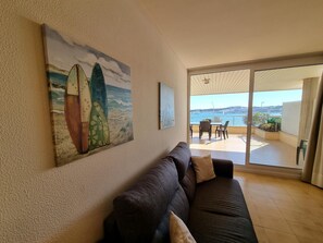 TV - Beautiful 2-bedroom apartment with terrace close to the beach (L'Escala)