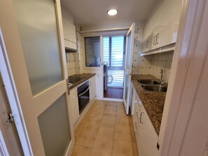 Fridge, microwave, oven, coffee/tea maker - Beautiful 2-bedroom apartment with terrace close to the beach (L'Escala)