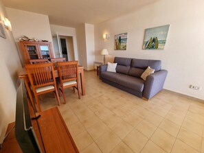 TV - Beautiful 2-bedroom apartment with terrace close to the beach (L'Escala)