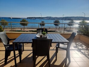 Outdoor dining - Beautiful 2-bedroom apartment with terrace close to the beach (L'Escala)